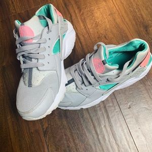 Women’s 6.5 Nike huarache shoe